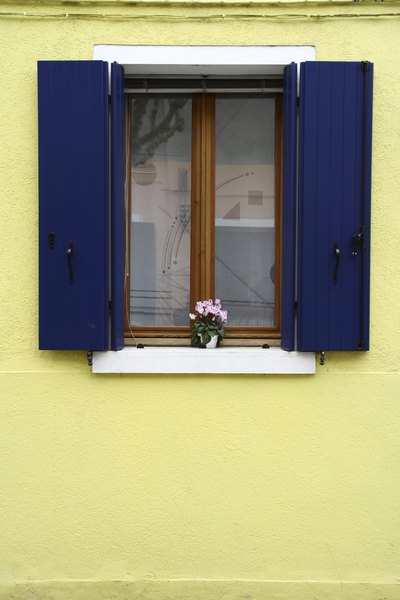 Proteja as dobradiças de portas e janelas aplicando óleo lubrificante
