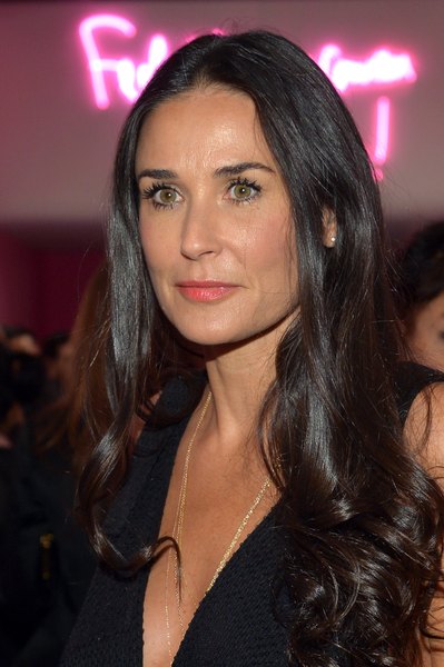 Demi Moore abandonou a escola aos 16 anos de idade e começou a trabalhar como modelo pin-up