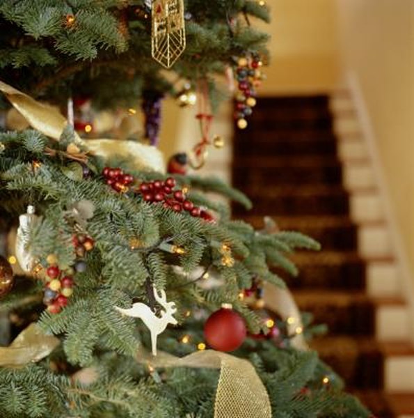 Mixing Christmas Lights In With Tulle On A Staircase Home Guides