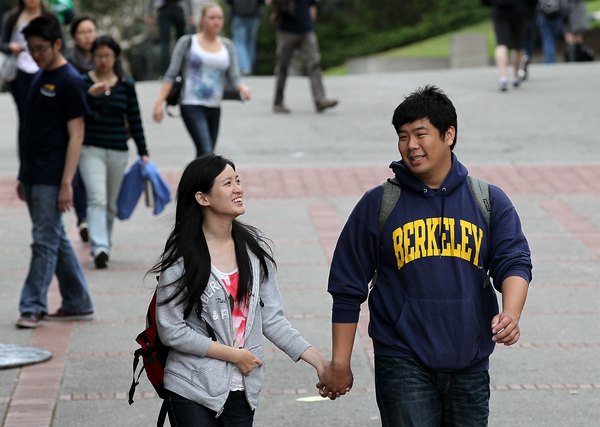 Estudantes no Sproul Plaza, um dos principais pontos de encontro na universidade