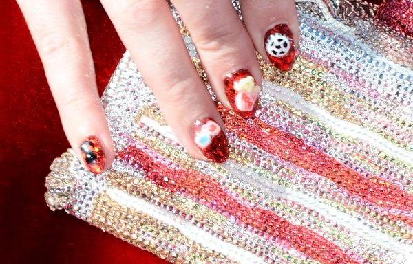 Kate Perry e suas unhas decoradas