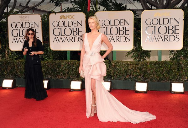 Charlize Theron exibindo decote 'V" profundo e ousado no Golden Globes de 2012