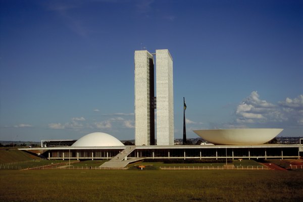 Os senadores representam seus estados junto ao Executivo para evitar desequilíbrios entre os poderes