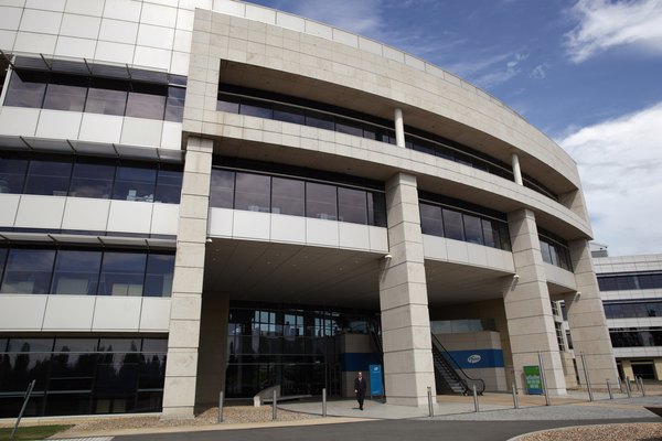 Para trabalhar numa farmacêutica, invista em idiomas e cursos de especialização