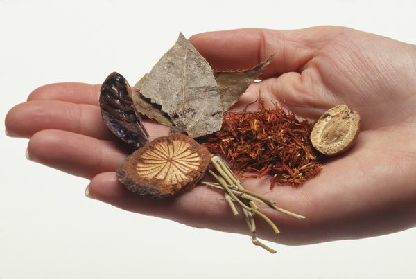 O uso de ervas medicinais é considerado um método tradicional, usado há gerações