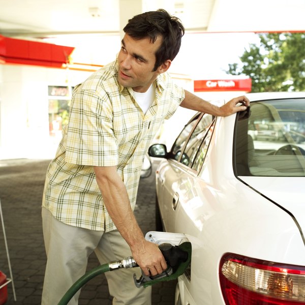 Mudar seus hábitos de direção lhe trará economia de dinheiro no posto de gasolina