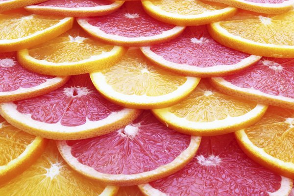 Para conseguir um brilho suave no rosto, aplique suco de laranja sobre a pele