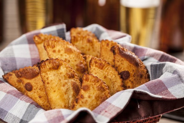 A popularidade dos pastéis, no Brasil, datam da década de 40, quando a receita foi levada para a cidade de São Paulo