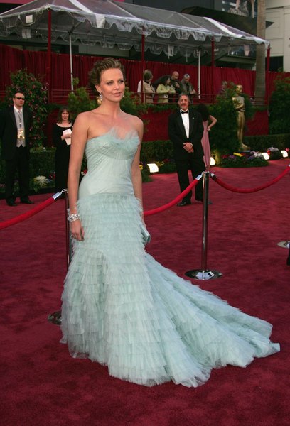 Charlize Theron usou Dior Couture no Oscar 2005
