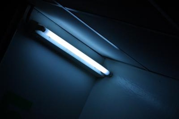Instructions On How To Change The Fuse In A Fluorescent