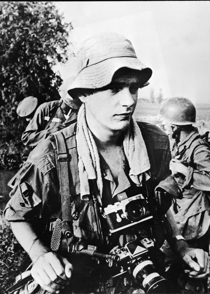 Fotógrafo registrado durante a Guerra no Vietnã
