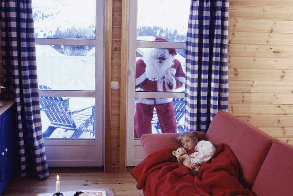 As crianças pensam que Papai Noel as observa enquanto dormem