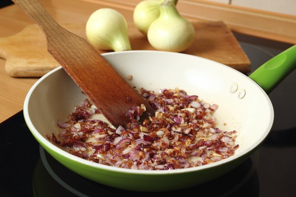 O bicarbonato vai agilizar o preparo das suas cebolas caramelizadas