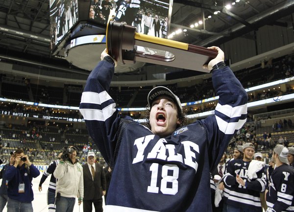 Aluno de Yale comemora a vitória no campeonato de hóquei universitário contra a UMass