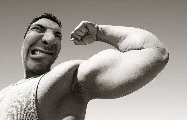 Para combater o mau cheiro na academia, uma boa ideia é lavar bem as roupas desportivas