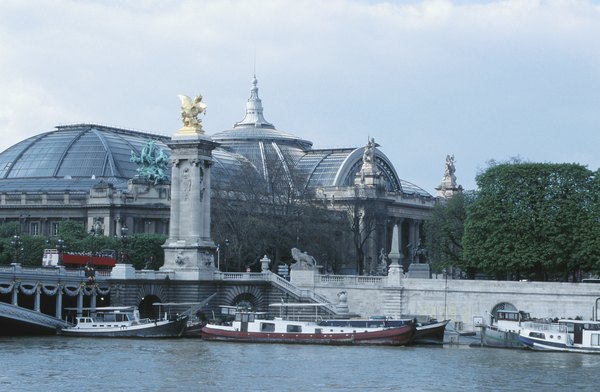 Grande Palácio de Belas Artes visto do Sena