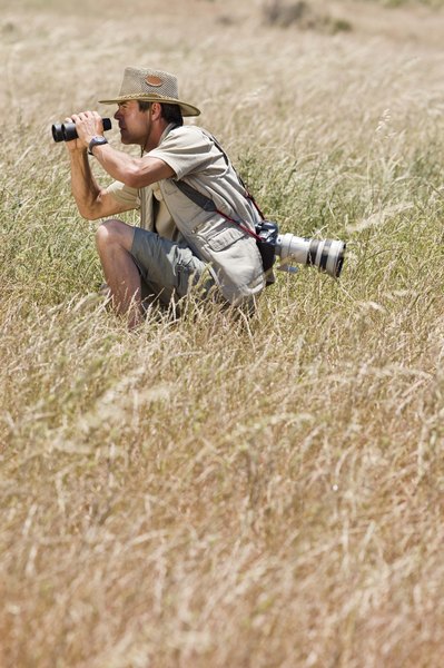 Uma câmera na mão é tudo que um fotógrafo precisa para realizar seu trabalho pelo mundo