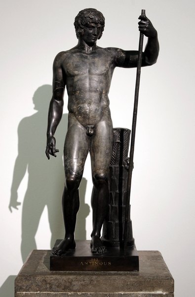 Figura nua e atlética de um homem grego, perfeitamente formada de acordo com uma ordem matemática rigorosa