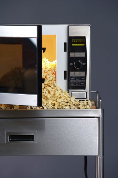Há alguns tipos de comida que realmente deixam um cheiro ruim no ambiente, por isso evite levá-los para o trabalho