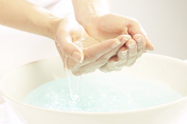 Deixe suas mãos de molho para facilitar a manicure. Gel de banho ajuda