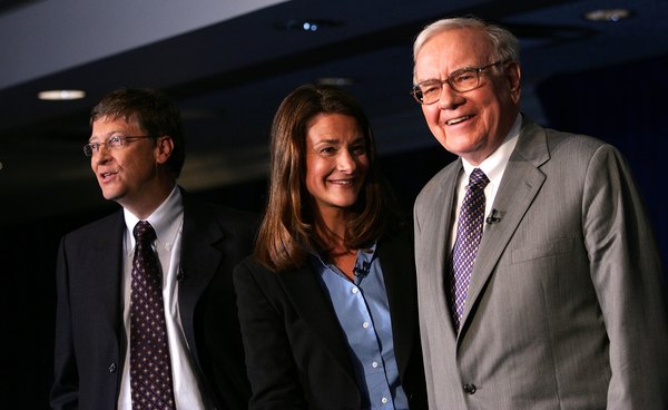 Bill Gates (esq.) e Warren Buffett (dir.) já ocuparam a posição dos homens mais ricos do mundo. No centro, Melinda Gates