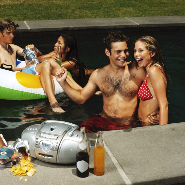 Uma tarde na piscina com os amigos pode ser muito divertida