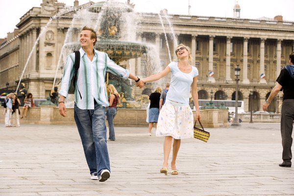 Casal passeia de mãos dadas na "Place de la Concorde" ou Praça da Concórdia