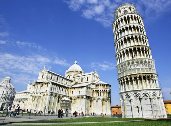 Wide shot of the Leaning Tower of Pisa.