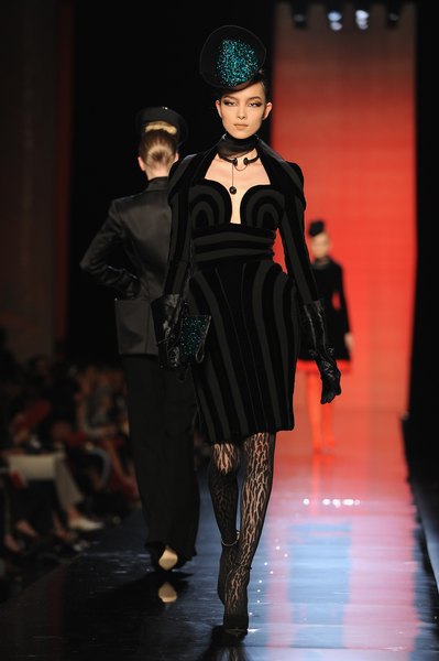 Meias estampadas na coleção de de inverno 2013/2014 do estilista Jean Paul Gautier