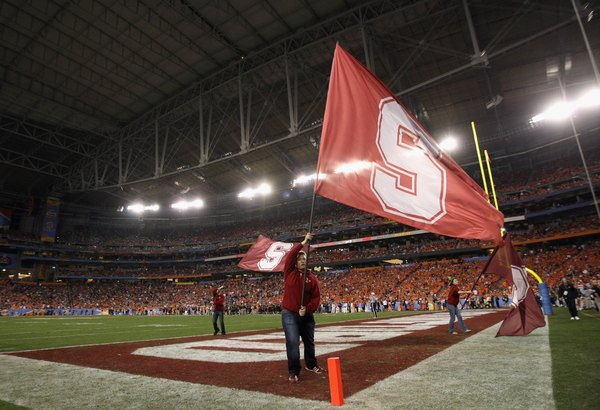 Aluna de Stanford anima a torcida em um jogo de futebol contra a Oklahoma State