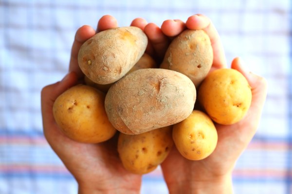 Se as batatas estiverem fervidas, descascá-las deixará de ser um martírio