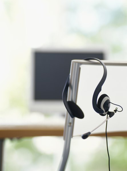 Falar no viva-voz realmente desconcentra o restante do colega que, assim como você, precisa trabalhar
