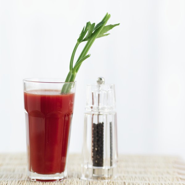 Bedidas isotônicas? Mais uma dose? Vitamina C? Qual é a melhor maneira de tratar a ressaca?