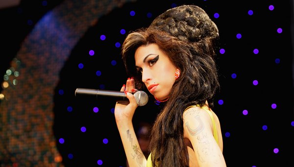 Penteados espalhafatosos, como o de Amy Winehouse, despertam a suspeita dos funcionários das cadeias