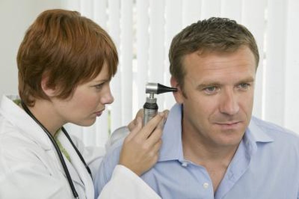 Tools Of An Audiologist Woman surdit-professionnelle-pr-vention-et-indemnit-s