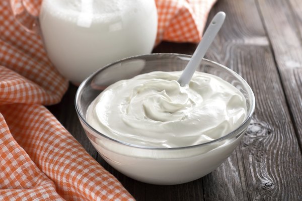 Limpe o rosto e feche os poros com uma máscara facial de iogurte