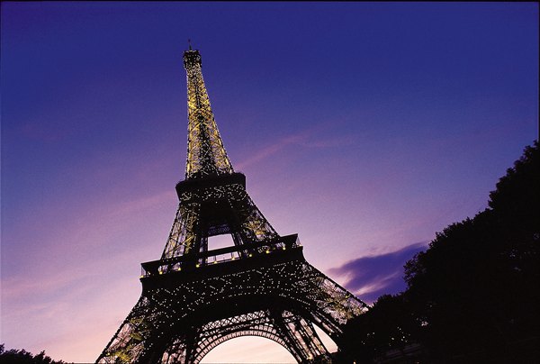 Vista da Torre Eiffel durante o pôr do sol