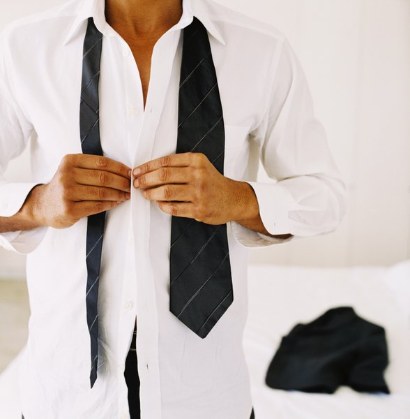 Camisa branca é coringa do armário masculino