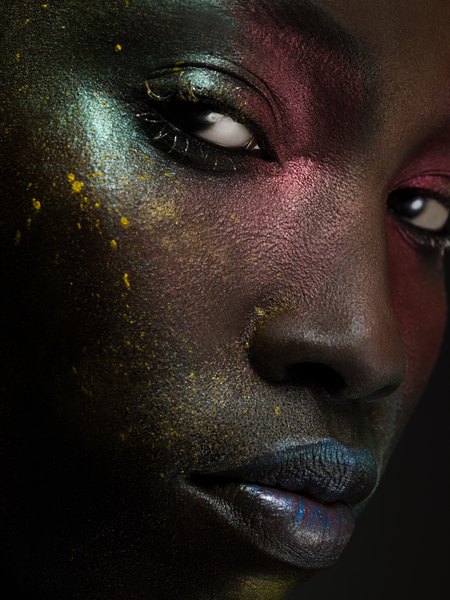 Sombras metálicas ficam perfeitas em peles escuras