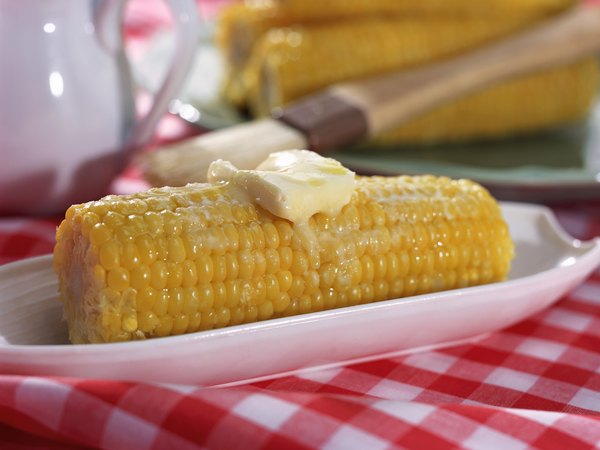 A forma mais simples e tradicional para comer milho na espiga é colocando manteiga