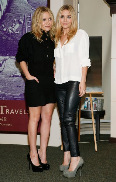 Ashley Olsen usando uma camisa de botão com leggings de couro