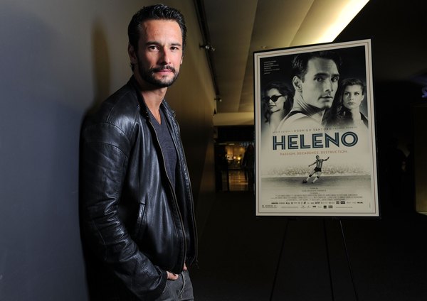 O ator Rodrigo Santoro interpreta o jogador de futebol Heleno, famoso nos anos 1940