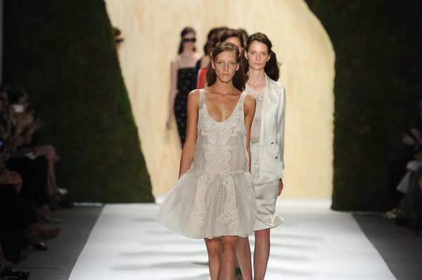 Para a primavera, Adam mostrou uma cintura baixa em um vestido baby doll