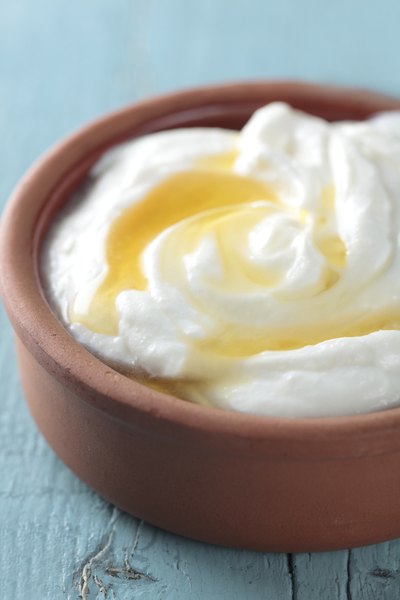 Se você deseja que seu rosto fique com um aspecto jovial e descansado, experimente a máscara de iogurte e mel