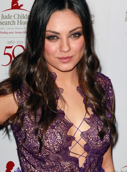 Mila Kunis, na 50º Gala de Aniversário do St. Jude Children's Research Hospital, em Beverly Hills