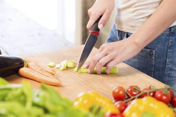 Para proteger verduras e legumes do frio intenso, armazene-os na parte inferior da geladeira