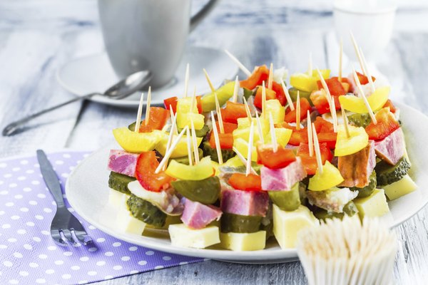 Inove com um refrescante espetinho de salada de frutas
