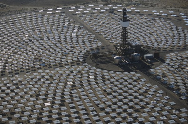 This field of mirrors concentrates solar energy on a tank, heating the liquid to drive a turbine.