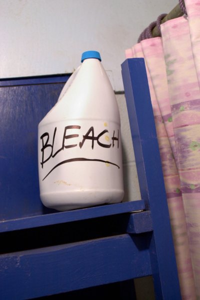 How to Use Bleach to Lighten Grout | HomeSteady