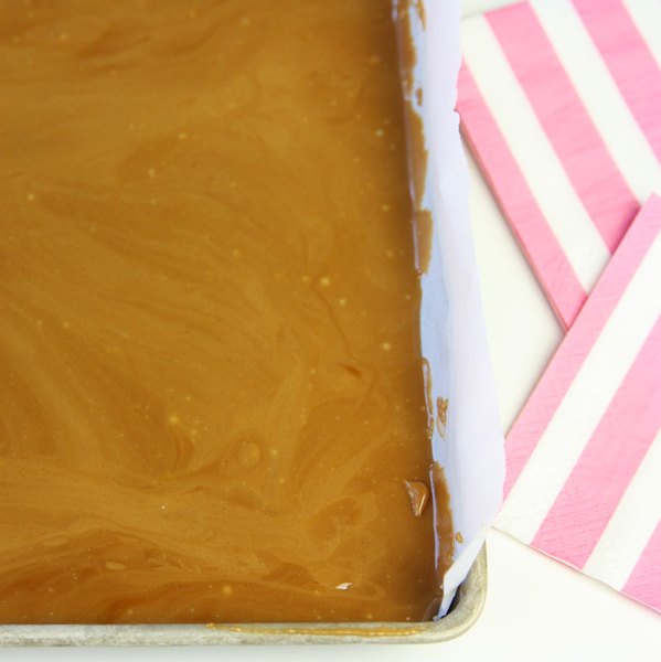 Despeje o caramelo em uma assadeira